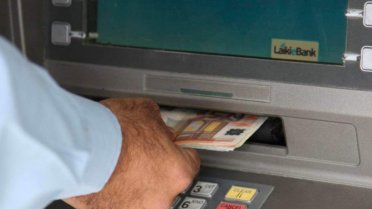 una pensionista sacando la pensión