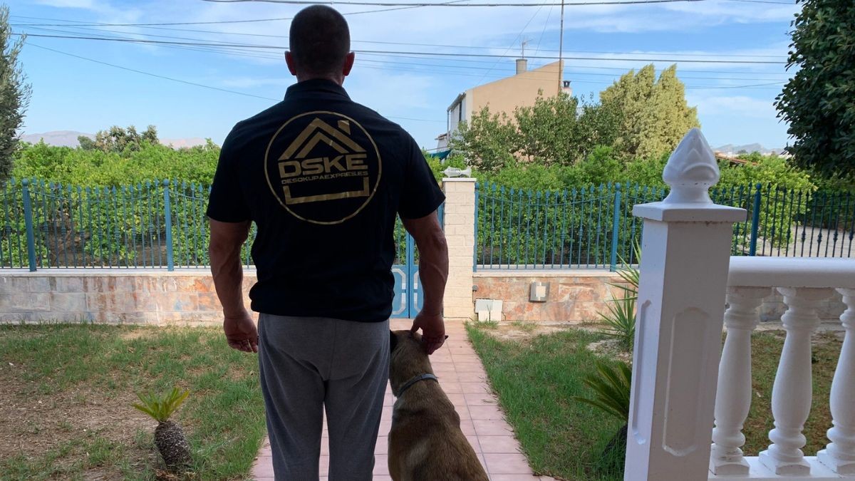 Desokupa Expres busca personal y abre una bolsa de empleo para trabajar en estas Comunidades. Un trabajador de Desokupa Exprés.