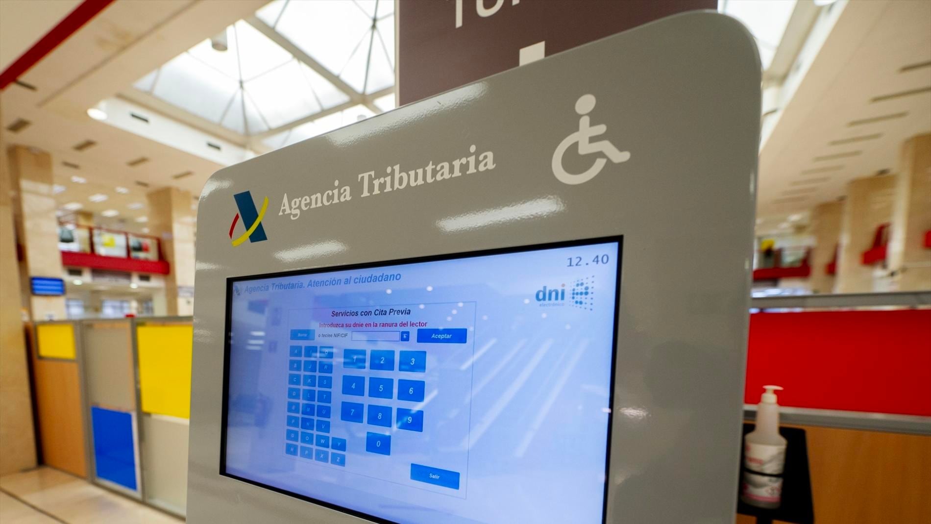 Hacienda mira con lupa estas operaciones bancarias realizadas entre familiares Oficina de Hacienda