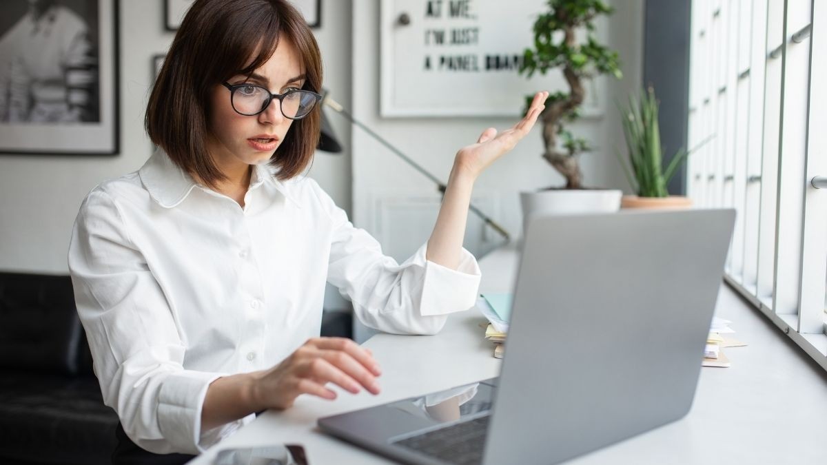 Más de la mitad de los españoles rechaza el lenguaje utilizado en las ofertas de empleo Mujer mirando con rechazo una oferta de empleo en su ordenador