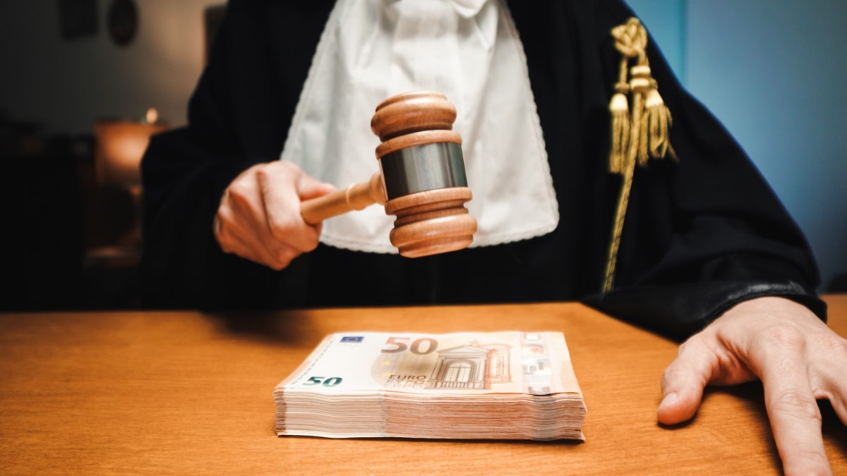 El TSJC dicta que la obligación de demostrarlas o no es de las empresas Juez con un mazo y dinero en efectivo