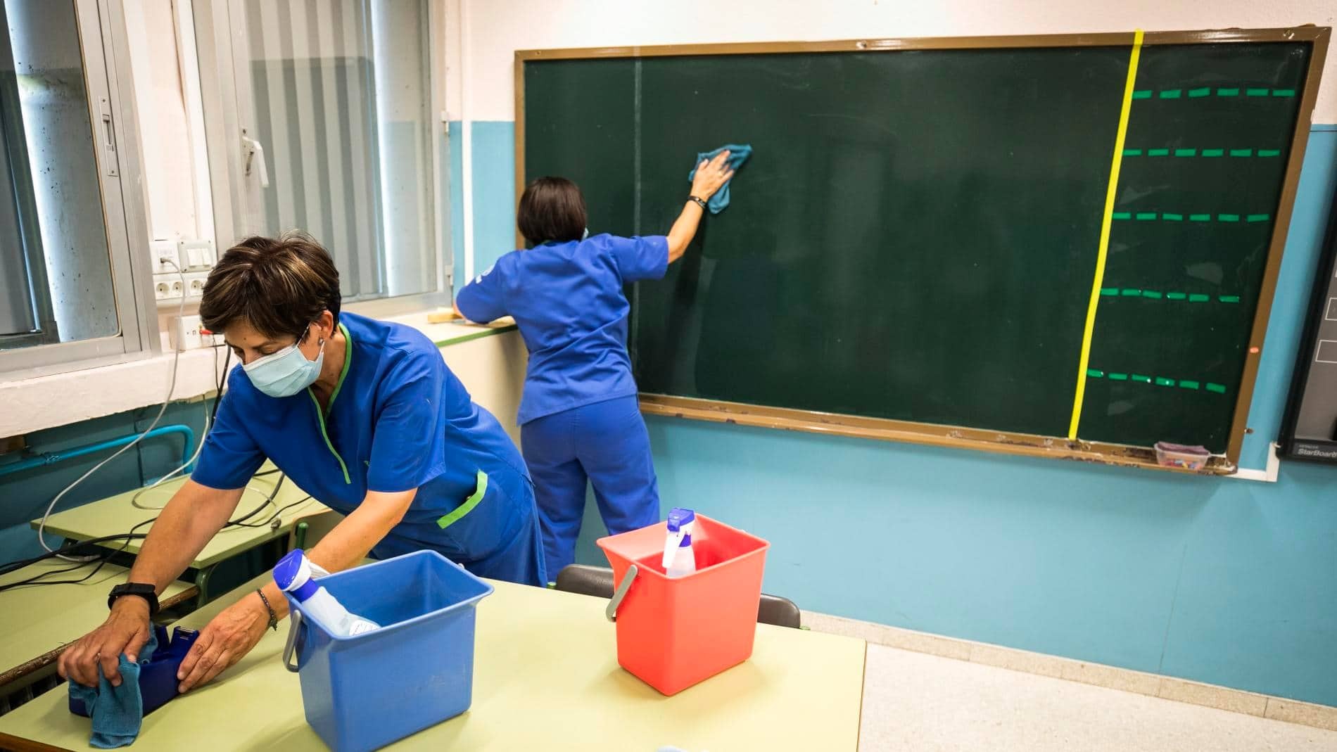 Personal de limpieza en un colegio