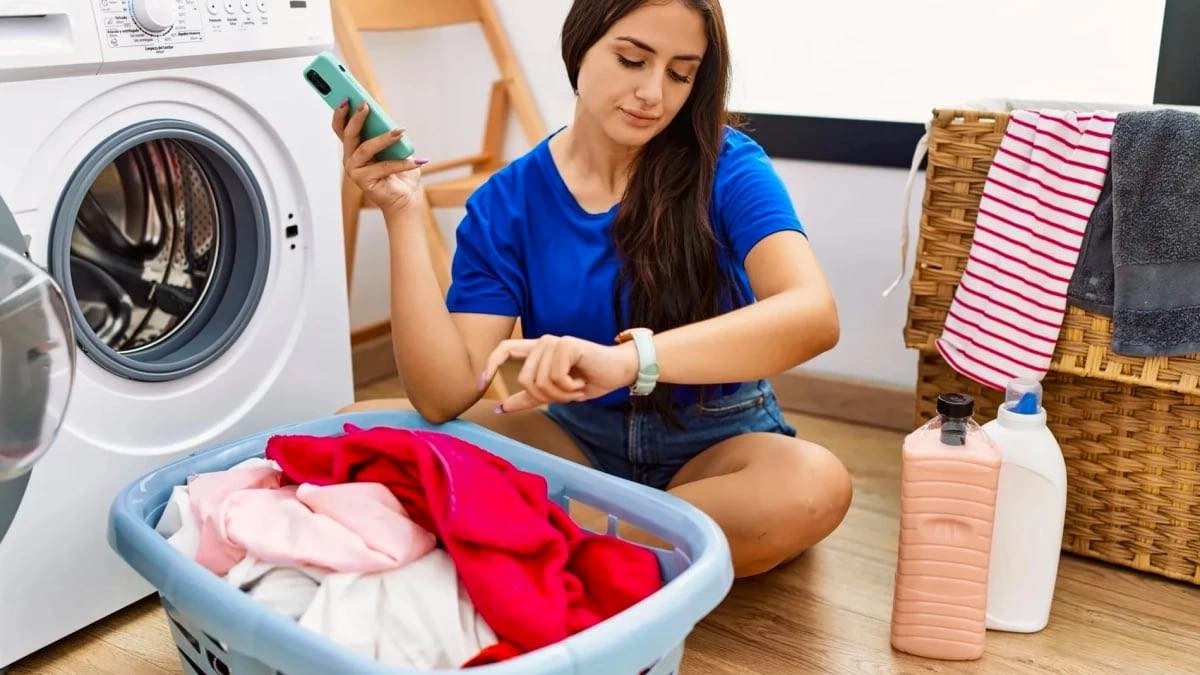 mujer consulta la hora más barata para poner la lavadora