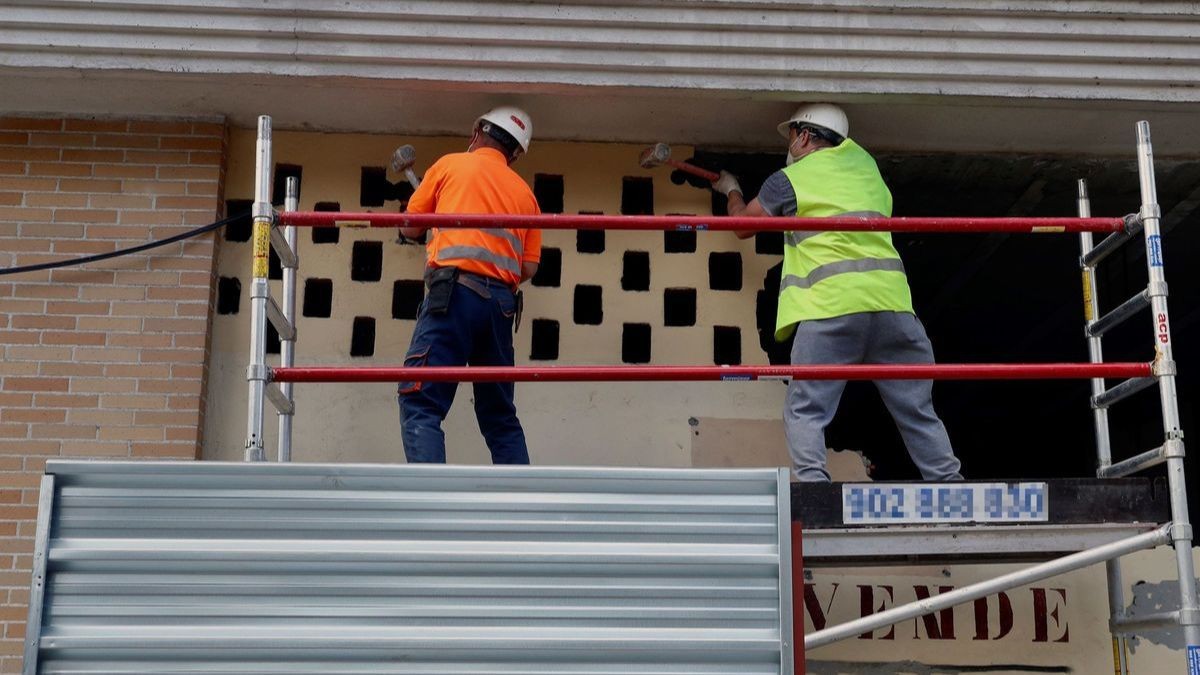 Dos trabajadores en la fachada de una vivienda. Hasta 19.000 euros de ayudas para rehabilitar tu vivienda o edificio: requisitos y cómo pedirlas
