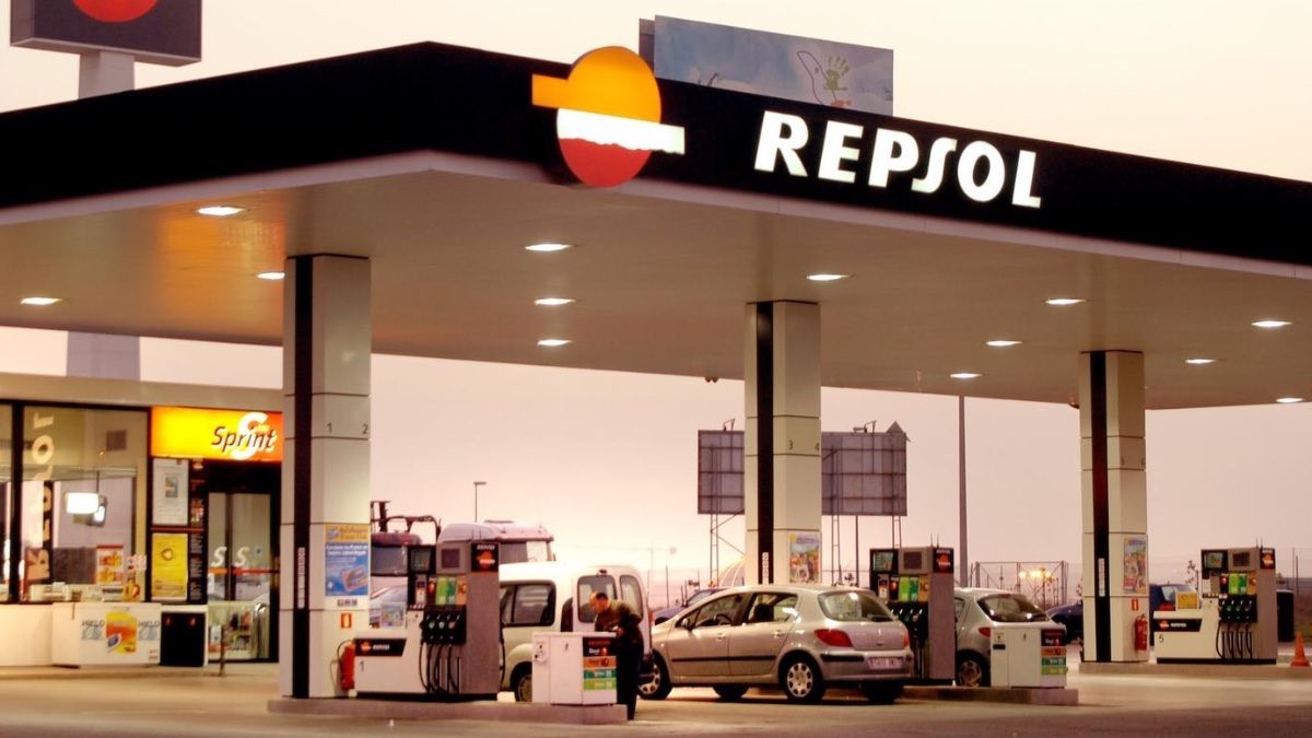 Repsol te regala 200 euros para que ahorres hasta un 40% en gasolina con esta condición