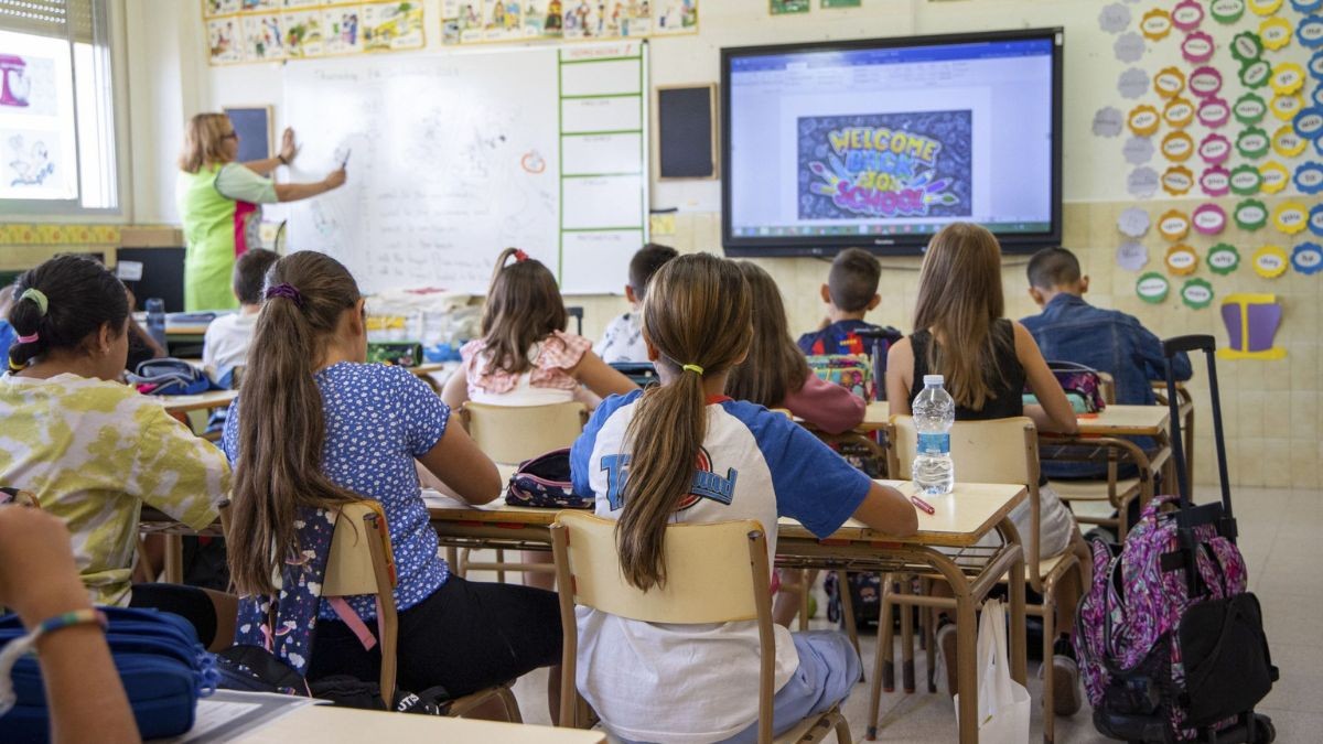 Una maestra en su aula.