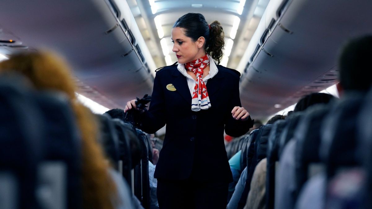 Air Nostrum oferta empleo para azafatas con una jornada de puertas abiertas: requisitos Una azafata de Air nostrum.