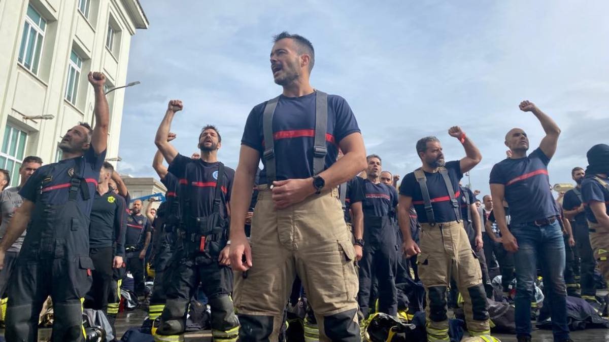 Imagen de una de las movilizaciones de los bomberos comarcales gallegos. Los bomberos comarcales de Galicia reclaman mejoras en sus condiciones laborales con unas movilizaciones que ya superan los 130 días.