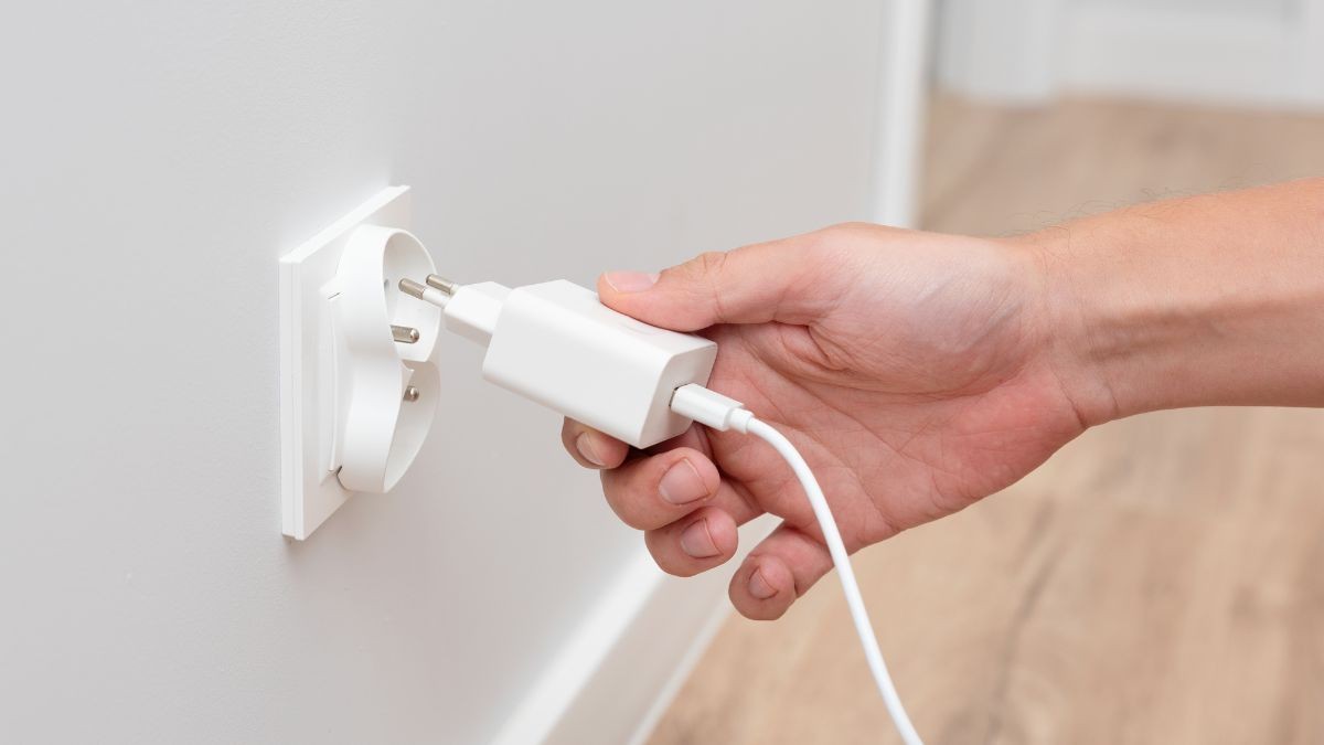 Cuánto consume el cargador del móvil enchufado todo el día Cuánto gasta el cargador del móvil enchufado todo el día