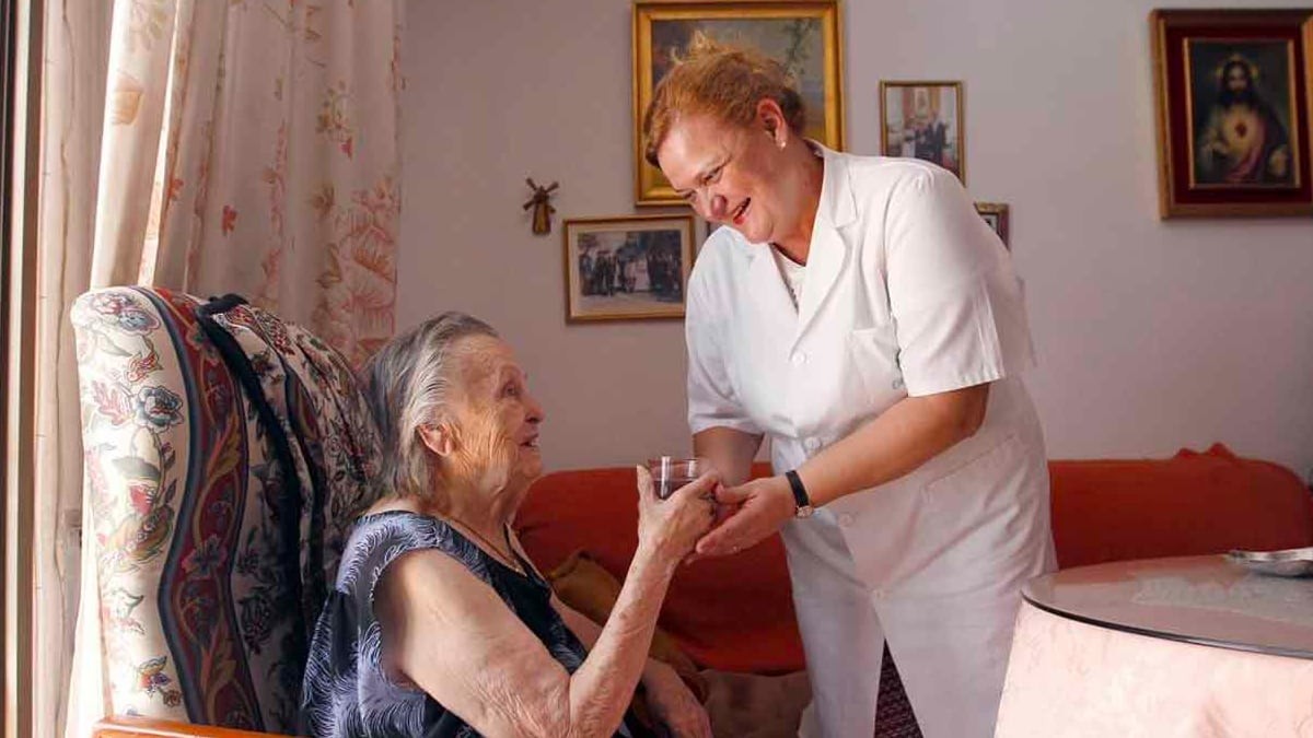 Personal de Cuideo con un cliente