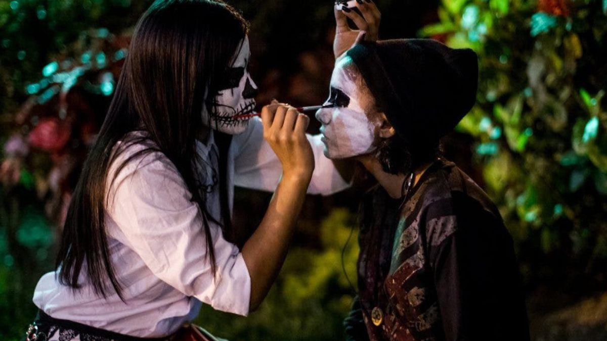 Halloween oferta empleo sin experiencia para la noche más terrorífica del año Una maquilladora trabaja durante la previa a la fiesta de Halloween.
