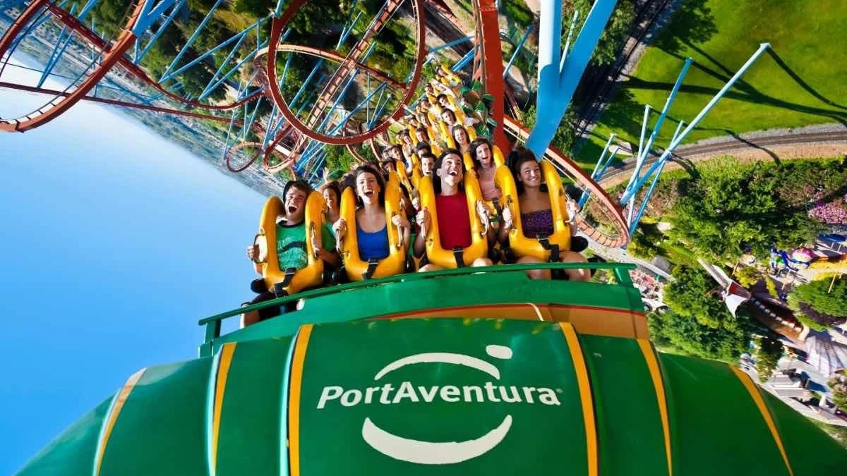 Un grupo de jóvenes disfrutando en Port Aventura