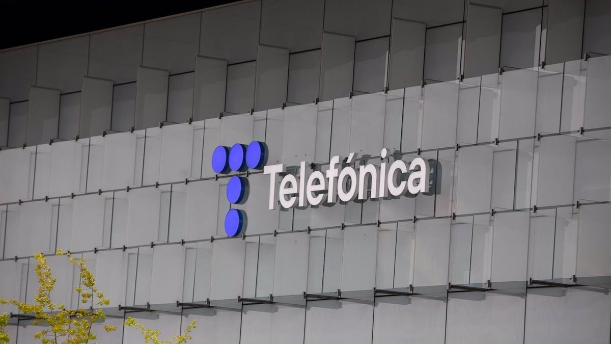 Telefónica estudia un plan de salidas incentivadas que podría poner en la calle a hasta 5.000 trabajadores. fachada de una sede de Telefónica