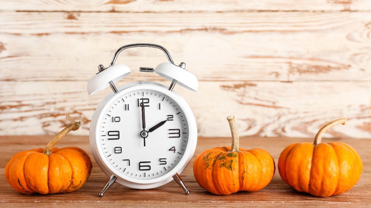 La hora cambia este fin de semana: ¿Hay que adelantar o atrasar el reloj? Reloj sobre una mesa decorada con calabazas