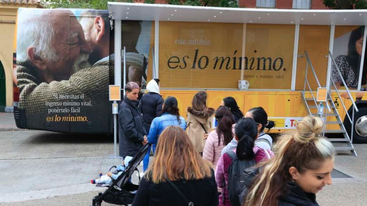Ingreso Mínimo Vital: ¿Por qué no llega a todos los beneficiarios? solicitantes de Ingreso Mínimo Vital a las puertas del autobús de la Seguridad Social