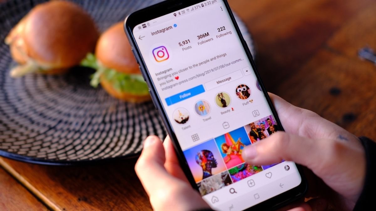 Pagar por Instagram y Facebook: el plan de Meta que afecta a España joven viendo Instagram en el móvil