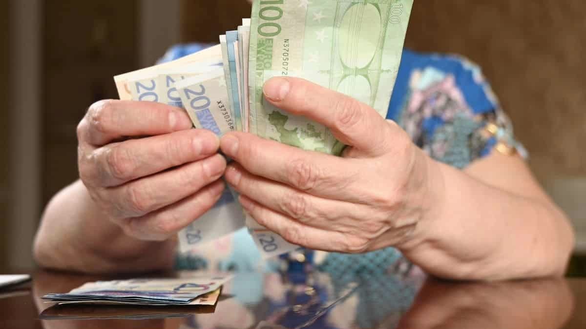 pensionistas contando billetes de euro