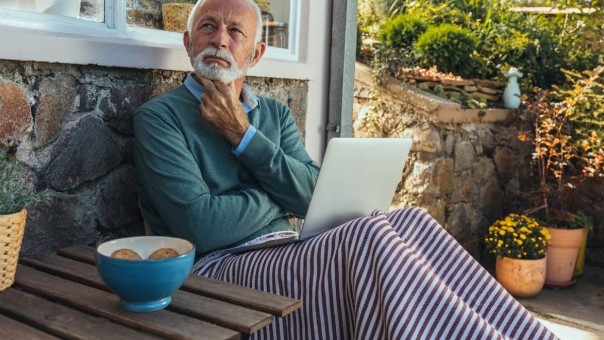 jubilado con manta terraza ordenador