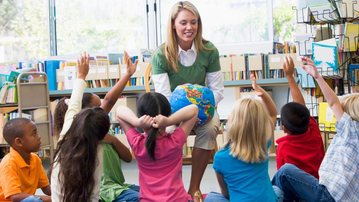 Alemania necesita maestros de infantil: empleo con sueldo de 3.400 euros sin hablar alemán Una maestra imparte clase de infantil en un colegio alemán.