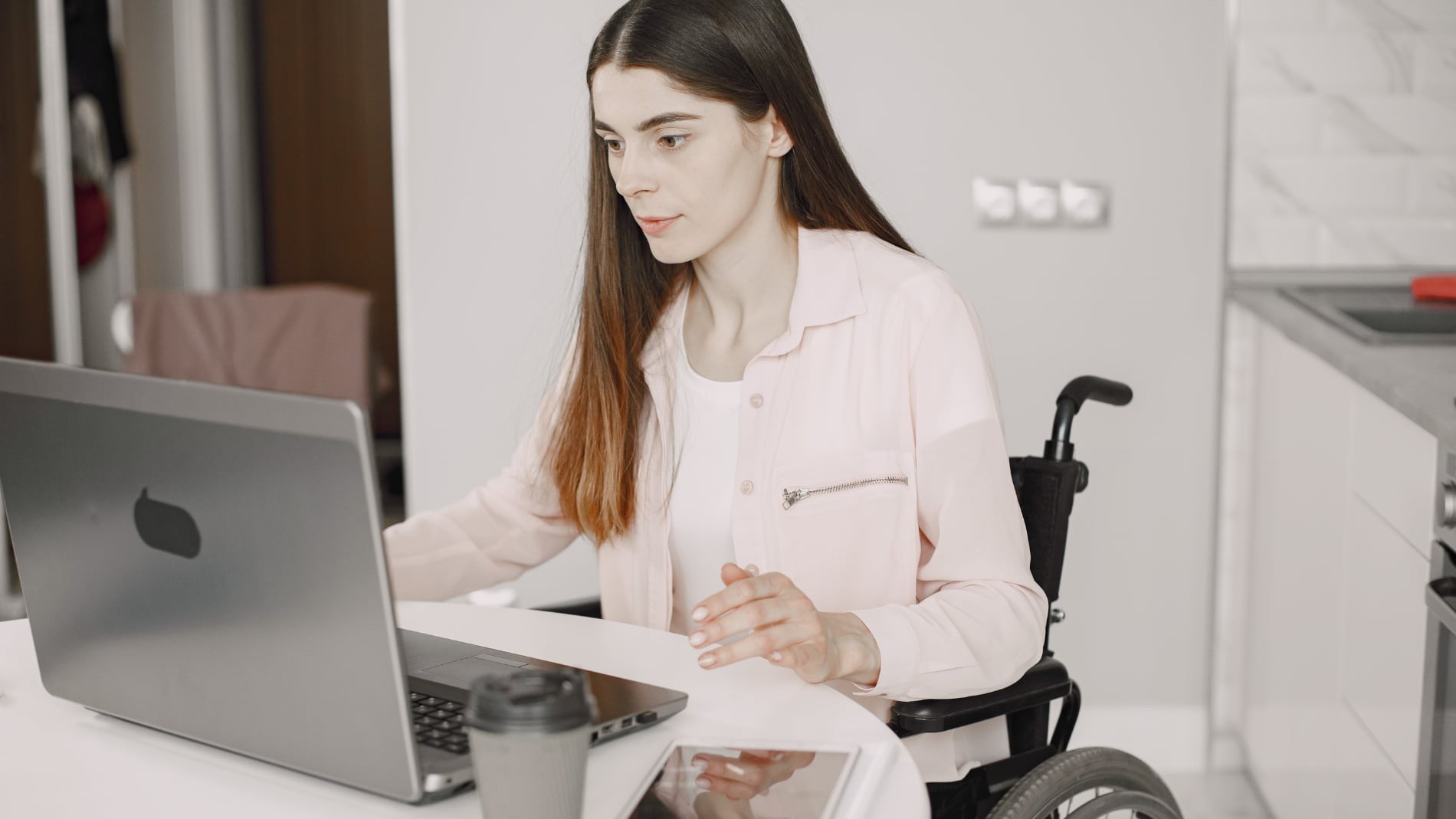 una mujer discapacitada consulta si es compatible trabajo con la incapacidad