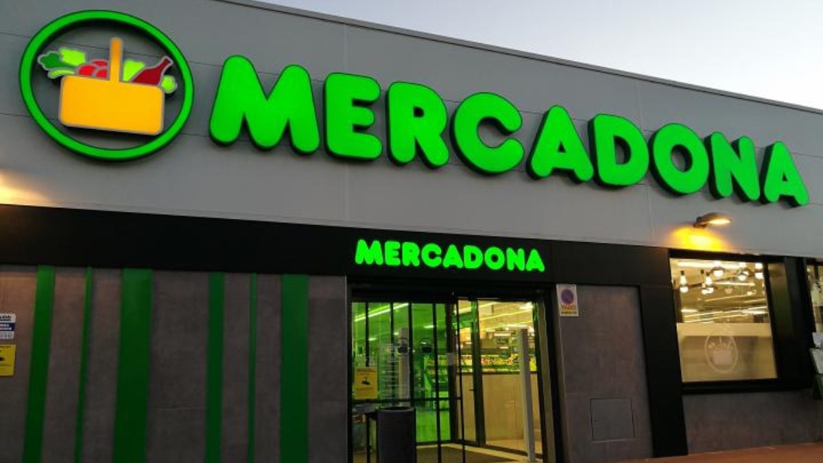 Mercadona se adelanta a las Navidades con estas novedades. Clientes esperando a entrar en Mercadona