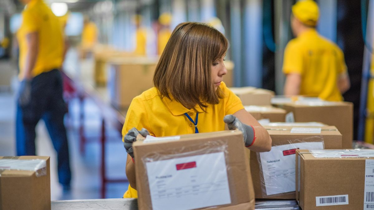 Operaria trabajando en almacén