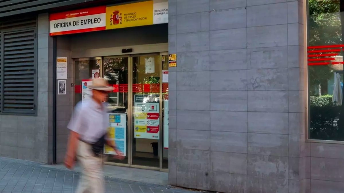 Un hombre pasa por delante de una oficina del SEPE