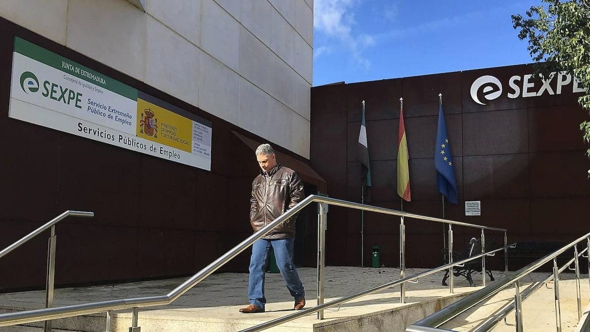 una persona pasa por una oficina del SEXPE