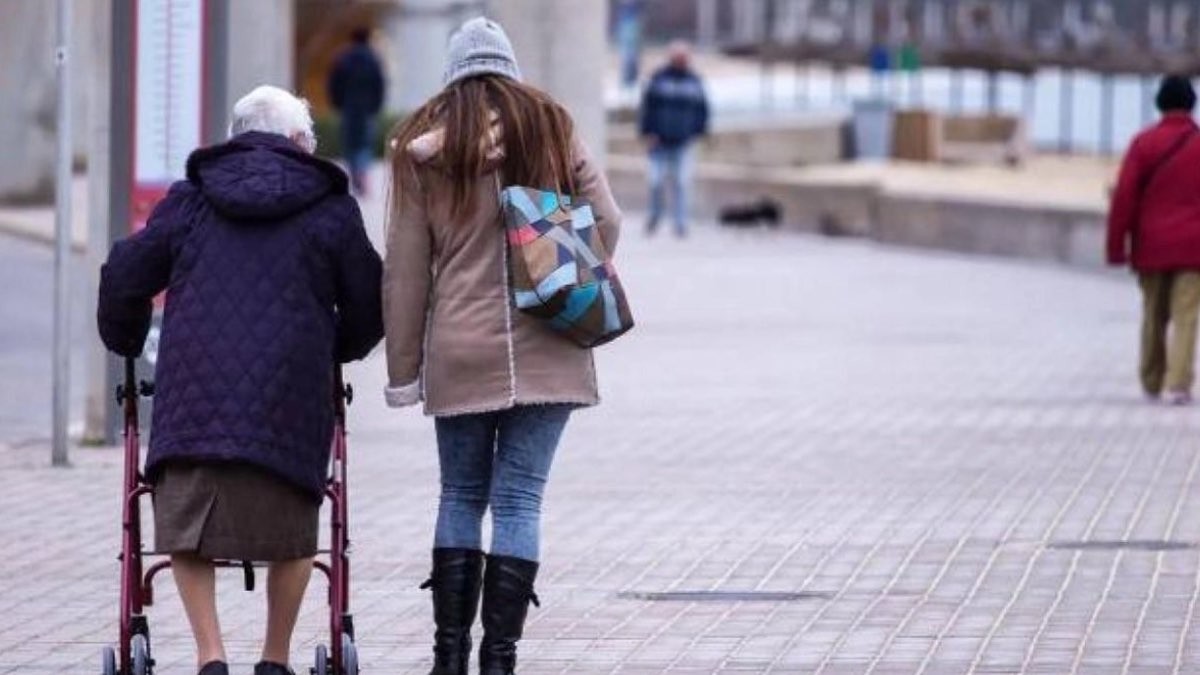 Las cuantías mínimas y máximas de la pensión en favor de familiares en 2024. Familiar acompañando a una persona mayor