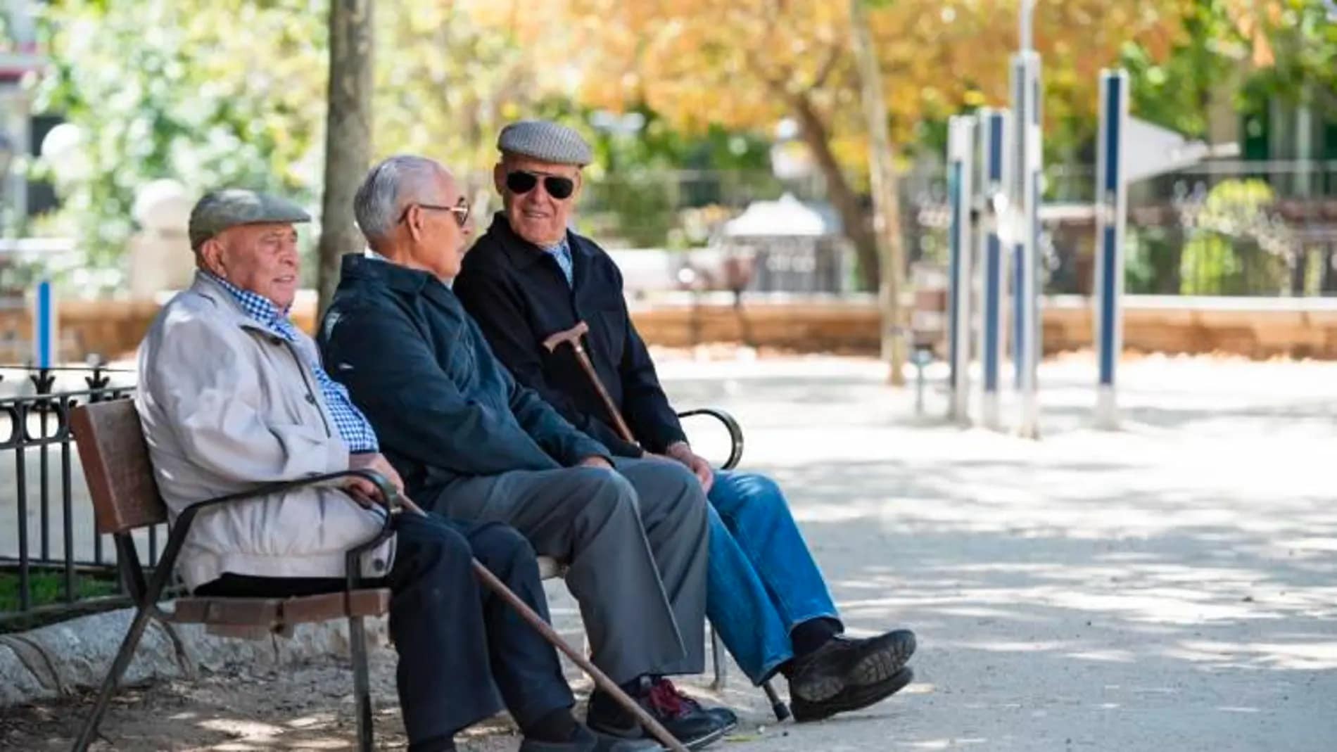varios pensionistas sentados