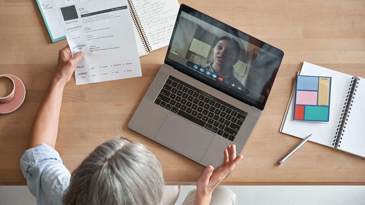 Permiso retribuido para la búsqueda de empleo por despido objetivo Una empleadora entrevistando a una candidata
