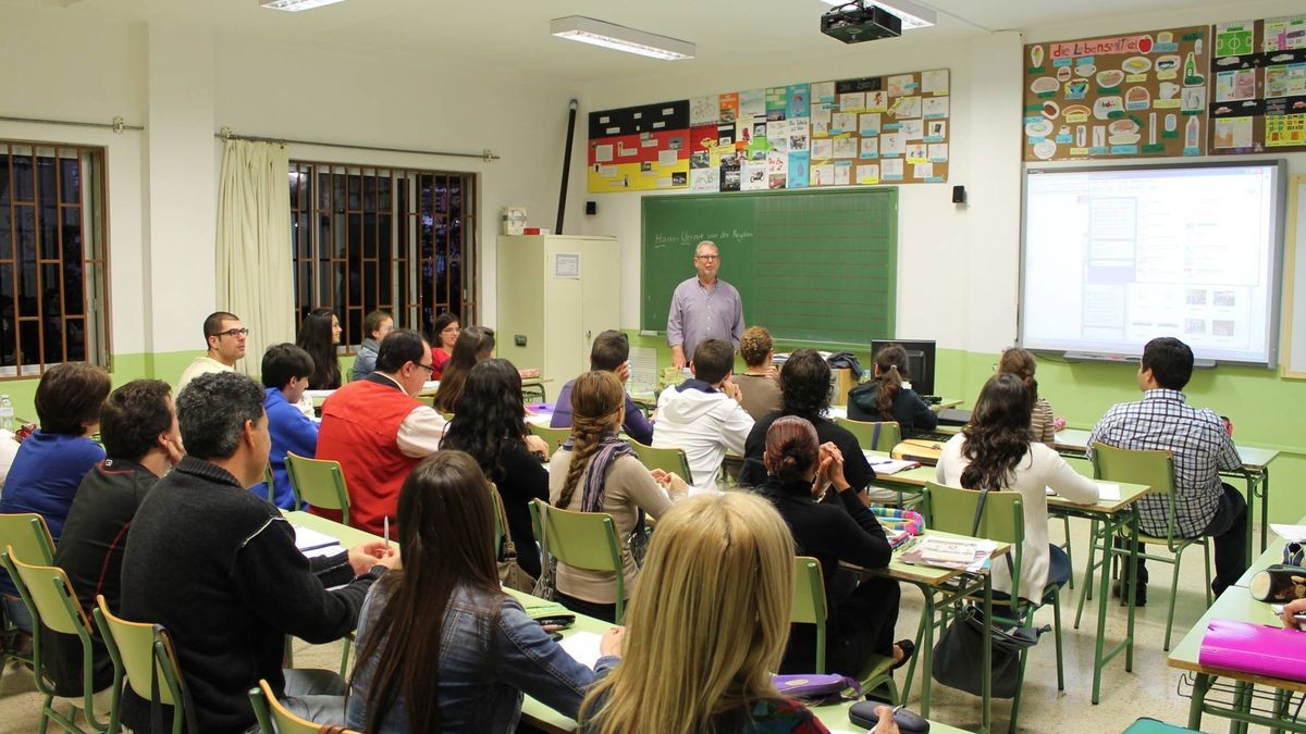 Oferta de empleo para maestros de inglés: 1.050 vacantes sin oposición ni experiencia Un profesor de inglés imparte clase en un ciclo de educación superior.