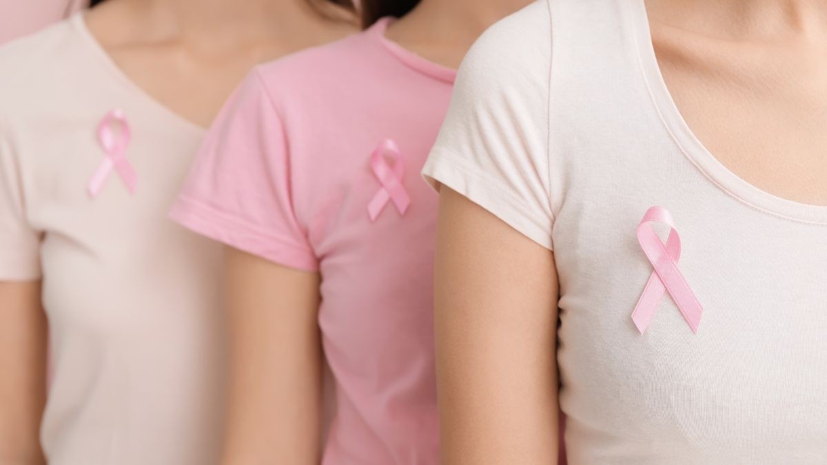 Mujeres con el lazo por el cáncer de mama