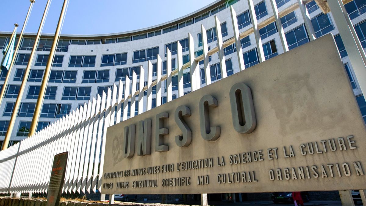 Entrada a la sede de la UNESCO en París. La oferta de empleo de la UNESCO con sueldo de 93.000 euros y pluses