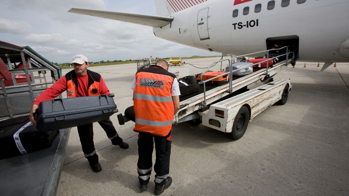 Dos trabajadores de Aviapartner trabajando en el aeropuerto.