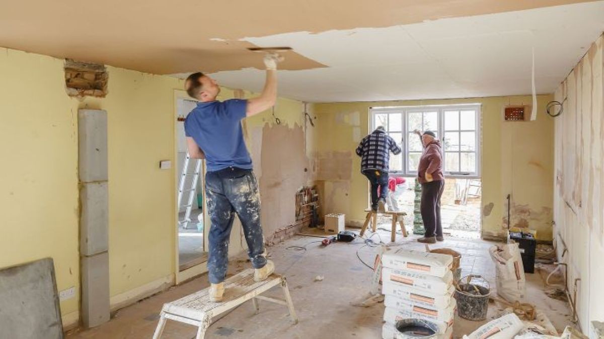 Cómo solicitar la ayuda de hasta 15.000 euros del Gobierno para reformar tu casa Obreros reformando una vivienda