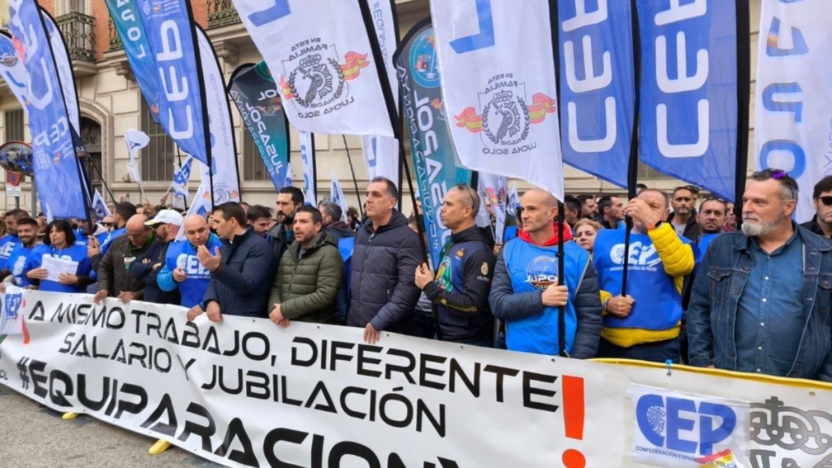 Policía Nacional y Guardia Civil se manifiestan “por la equiparación salarial y una jubilación digna”. Miembros de la Policía Nacional y de la Guardia Civil en la concentración celebrada en Madrid