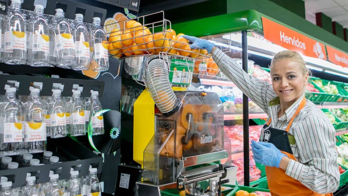 Despedido un trabajador de Mercadona por beber zumo durante la jornada sin pagarlo Una trabajadora de Mercadona junto a la máquina de zumo