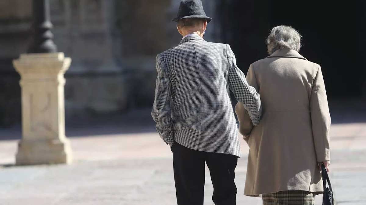 La paga extra de Navidad que tendrán las pensiones mínimas de jubilación Dos pensionistas paseando