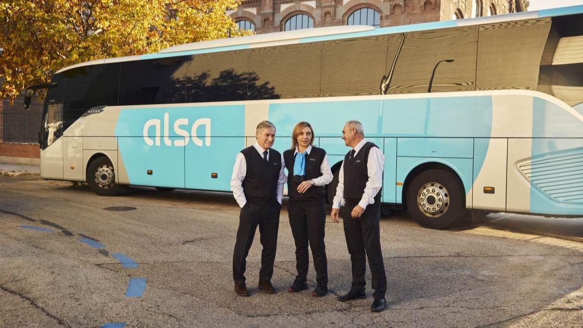 Alsa necesita conductores de autobús: sueldo de hasta 2.194 euros más horas extra y festivos Empleados de Alsa.