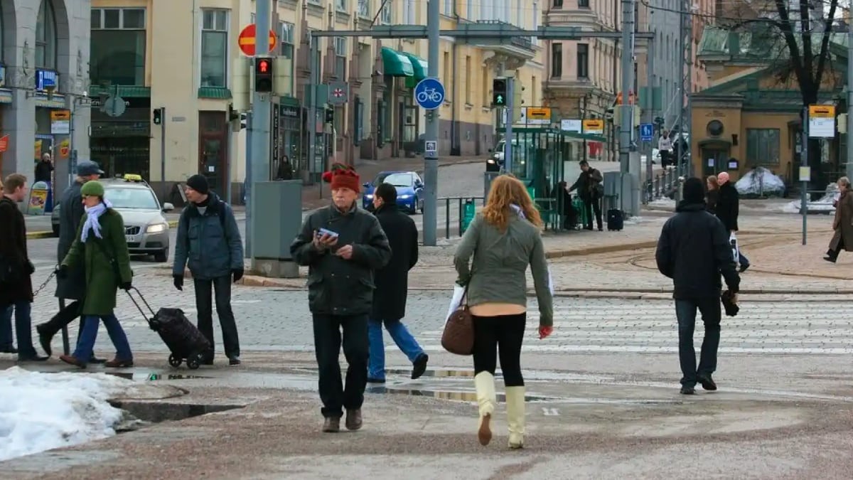 Malta, el país de Europa con menos impuestos busca españoles por sueldos de hasta 35.000 euros Ciudadanos paseando por una ciudad europea