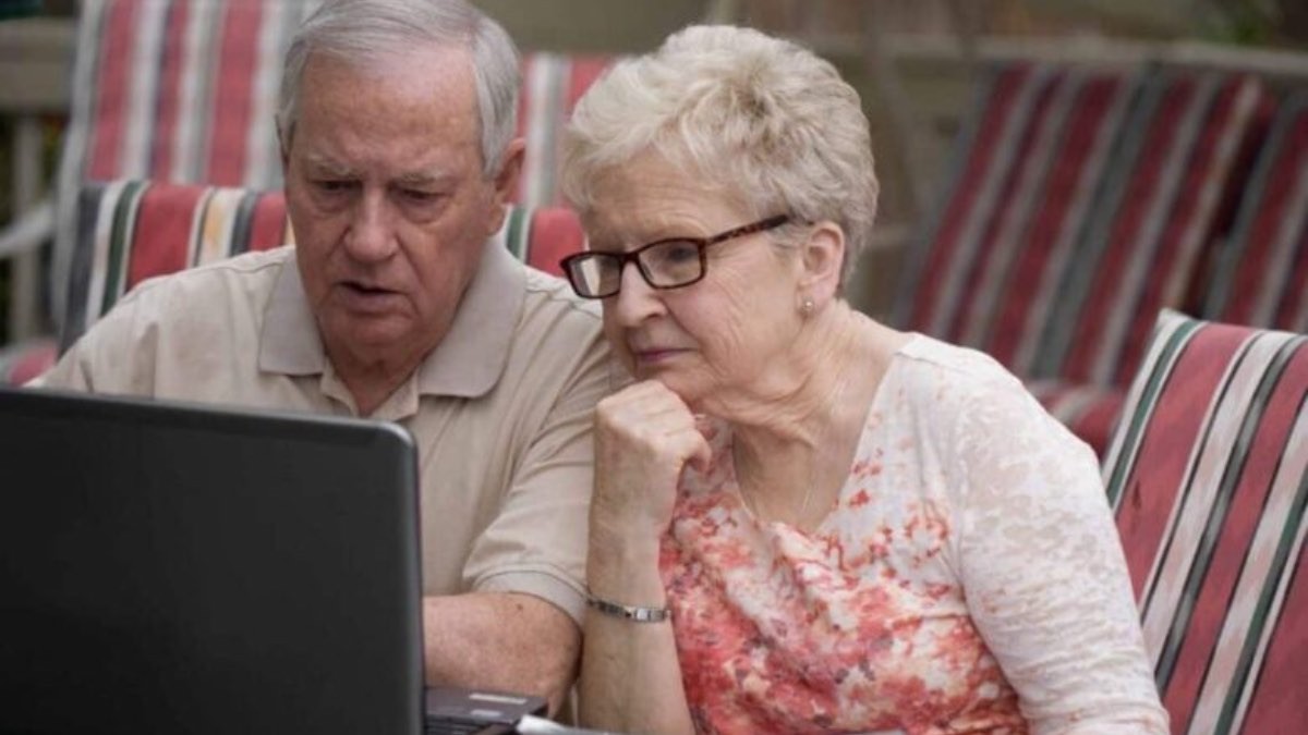 El mejor momento para acceder a la jubilación: ¿2023 o 2024? pareja de pensionistas calculando la jubilación