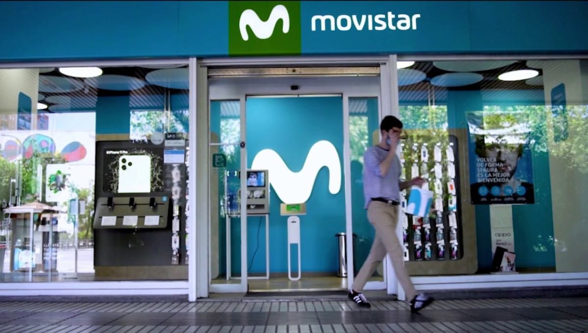 Movistar sube los precios: hasta 3 euros al mes en sus tarifas cliente de Movistar saliendo de una tienda