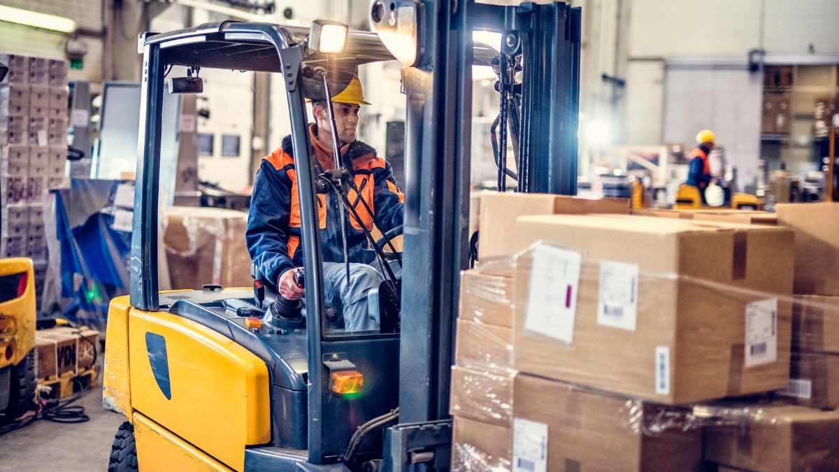 Sueldo de 2.800 euros al mes y viaje pagado: Alemania busca mozos de almacén en España Un carretillero en su puesto de trabajo.