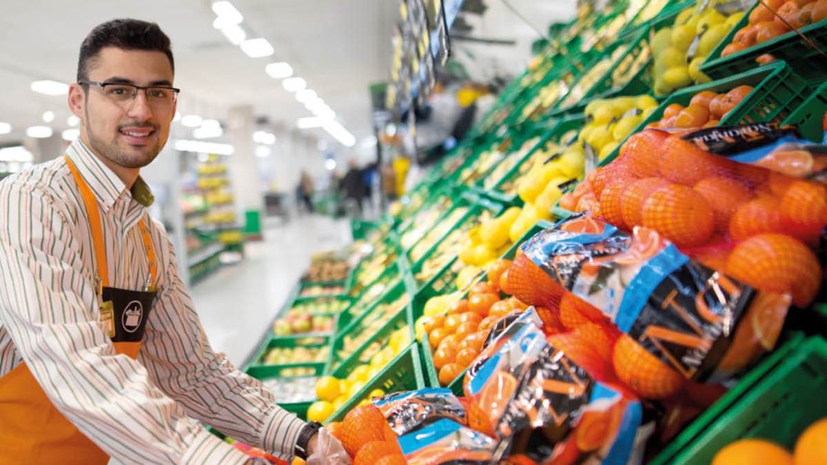 Mercadona desvela el origen de sus nuevas naranjas Un trabajador de Mercadona junto a las naranjas