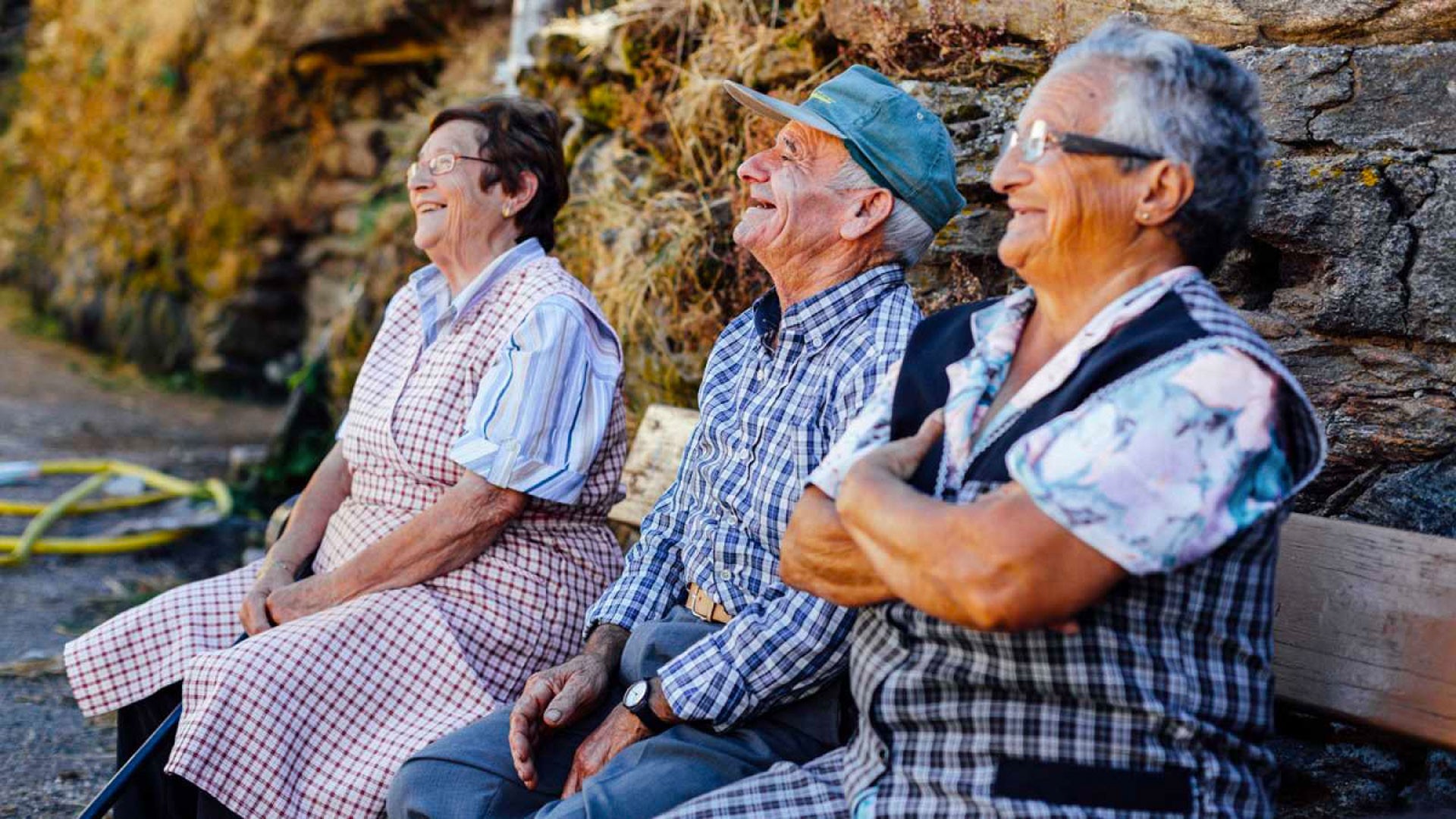Así quedaría la pensión máxima en 2024 pensionistas sentados