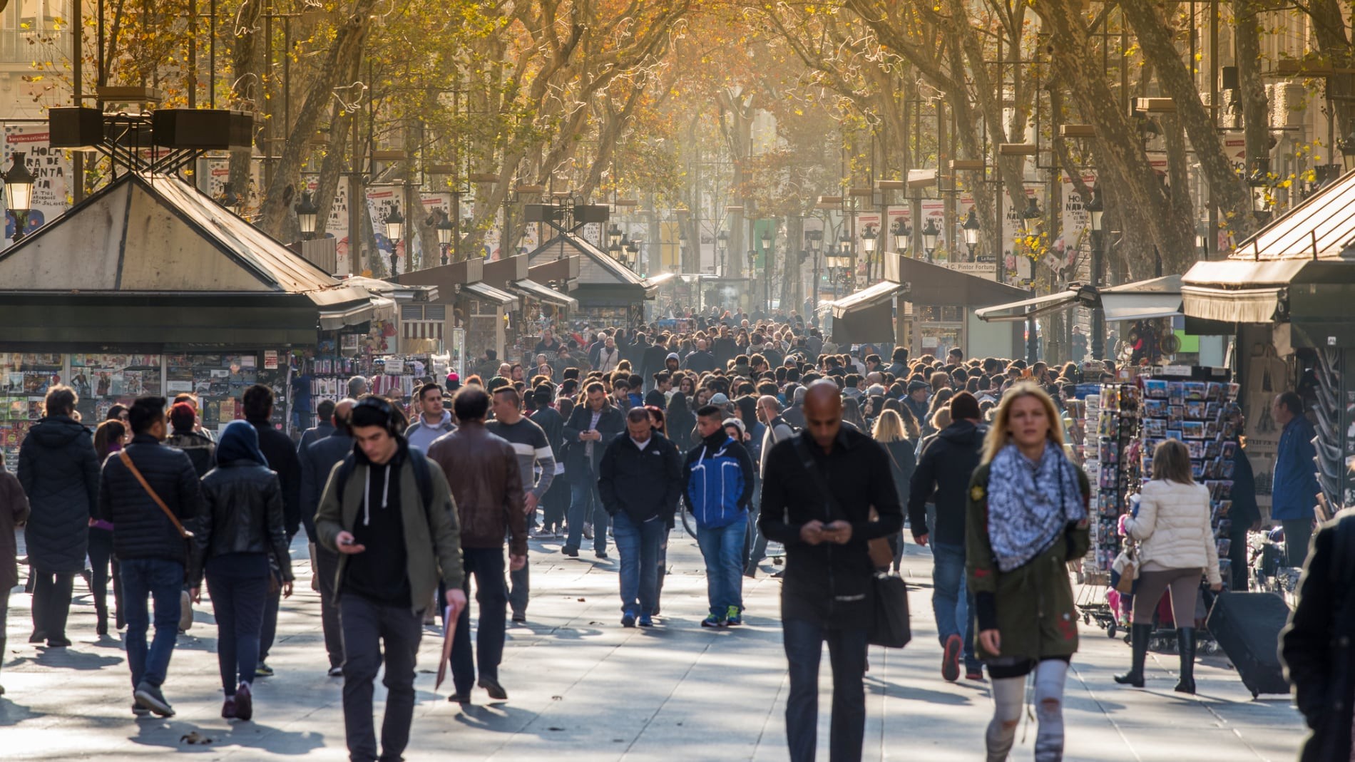 Las ofertas de empleo en Europa que no piden experiencia: casi 50.000 puestos en la Red Eures Varias personas andan por una ciudad de Europa.