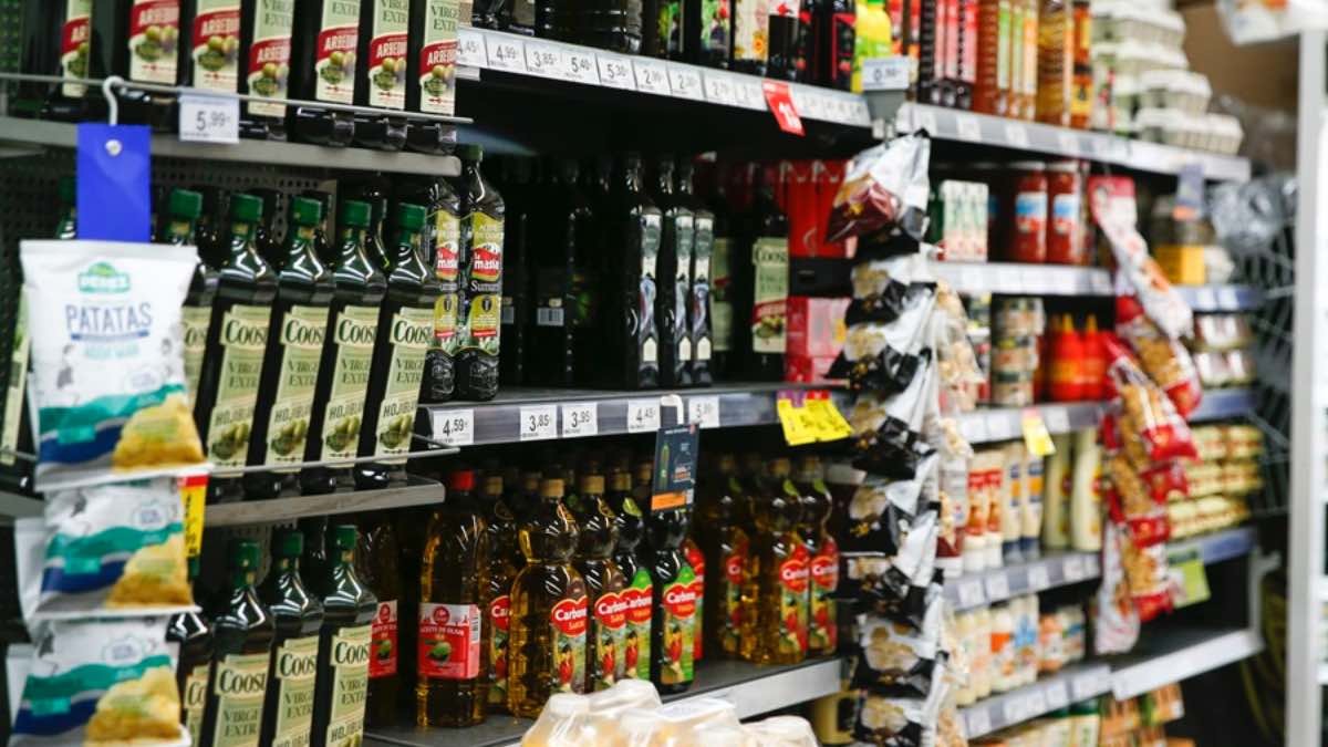El precio del aceite no va a bajar: la nueva tendencia para comprar más barato Un pasillo de un supermercado lleno de aceite de oliva