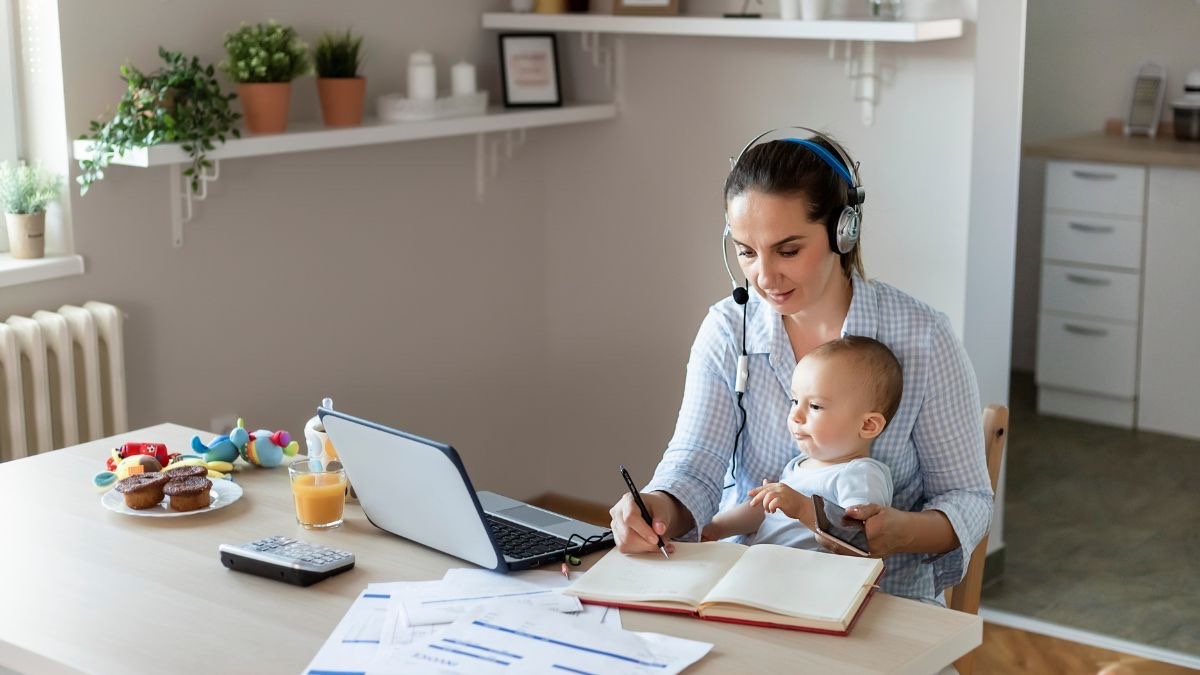 Cuándo pueden denegar una excedencia Una mujer trabajando desde casa