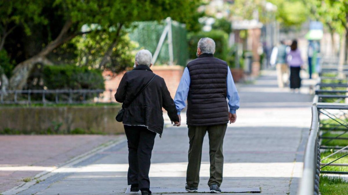 Una pareja de pensionistas en el parque.